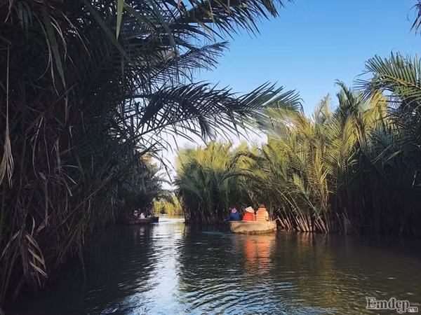 Nếu muốn cuộc dạo sông sôi động hơn, bạn có thể tham gia trò đua thuyền thúng, quay thuyền thúng, nhào lộn và “quẩy tưng bừng” trên những chiếc thuyền nhỏ. Những tay chèo của địa phương rất sẵn lòng hướng dẫn và biểu diễn những màn múa thuyền, cưỡi nước điệu nghệ, vui rộn rã khắp một vùng sông nước.