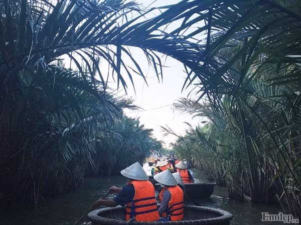 Sau hành trình khám phá Hội An với những điểm du lịch đông đúc, ồn ào, còn gì thích thú hơn cảm giác ngồi thuyền thúng lướt dạo trên sông, thư thái ngắm mây trời, ngắm những đàn cò ríu rít trên cao và những rặng dừa xanh ngút tầm mắt.
