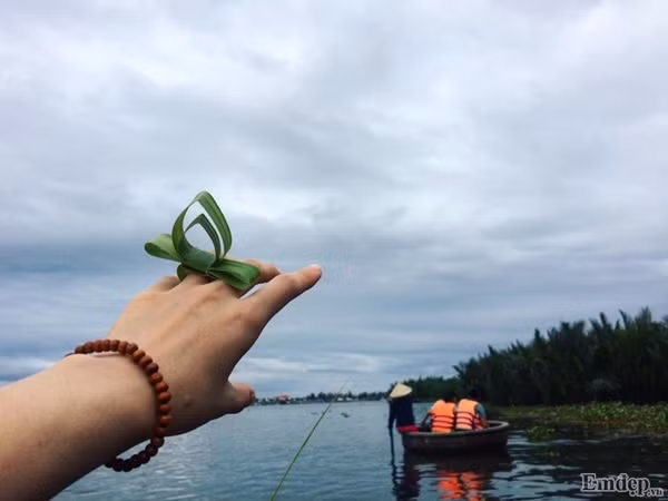 Kết thúc một chuyến dạo sông đầy thú vị, bạn có thể đến những nhà hàng, khu du lịch cộng đồng hoặc homestay của người dân địa phương để thưởng thức những món ăn dân dã, hải sản tươi sống, tham gia hát hò khoan, đối đáp, hát ba trạo và thử làm các sản phẩm nghề truyền thống, đồ lưu niệm dễ thương.