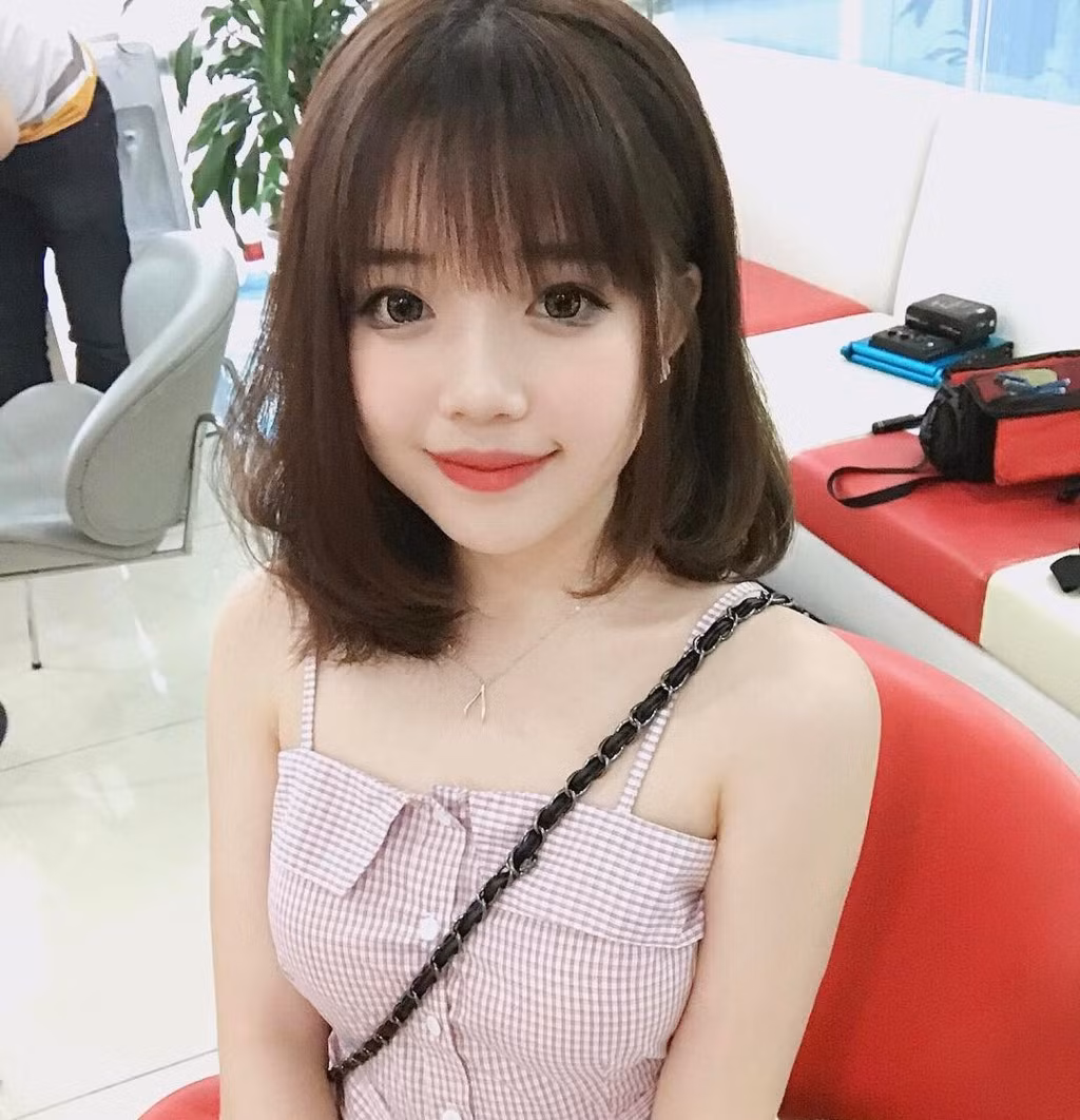 "Ngoại hình chiếm 40% thành công của một streamer", Linh chia sẻ với PV. Nữ sinh cho biết 60% còn lại nhờ vào năng khiếu. Streamer cần có kỹ năng giao tiếp tốt và khả năng tùy cơ ứng biến...