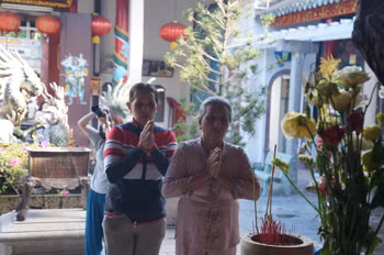 Hoi An: Gap dam tang, nguoi dan dung xe nga mu chao-Hinh-2