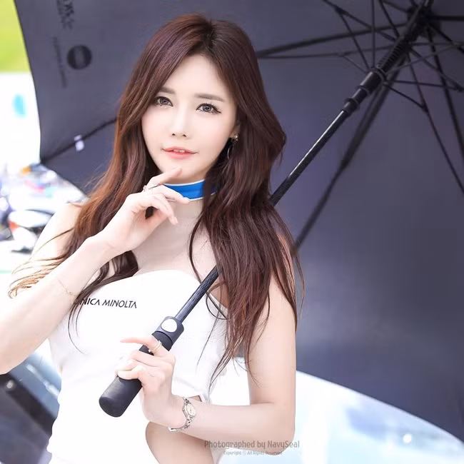 Lần nào xuất hiện, cô gái Hàn Quốc Ga Eun cũng nhận được sự chú ý đặc biệt của các phóng viên ảnh.