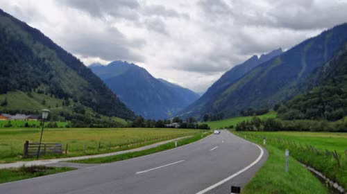 Đường Grossglockner, Áo. Không dành cho những người yếu tim, tuyến đường này dẫn tới đỉnh Alpine ở độ cao hơn 2.400 m. Từ trên đỉnh núi, bạn có thể chiêm ngưỡng cảnh đại bàng vàng bay lượn xung quanh.