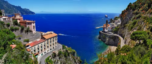 Bờ biển Amalfi, Italia. Những ngôi làng nhiều màu sắc, núi phủ màu xanh và nước biển trong xanh là những gì du khách có thể trải nghiệm khi di chuyển trên tuyến đường dọc bờ biển Amalfi, Italia. Nó cũng được lấy làm bối cảnh cho nhiều bộ phim nổi tiếng.
