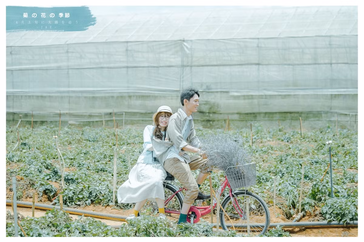 Trước đó, anh cũng đã thực hiện nhiều bộ ảnh tại thành phố Đà Lạt như "Cà Rốt - Anh yêu em" hay "Rồi mai thức giấc", lấy bối cảnh ở cánh đồng hoa cẩm tú cầu gây "sốt" cộng đồng mạng thời gian qua.