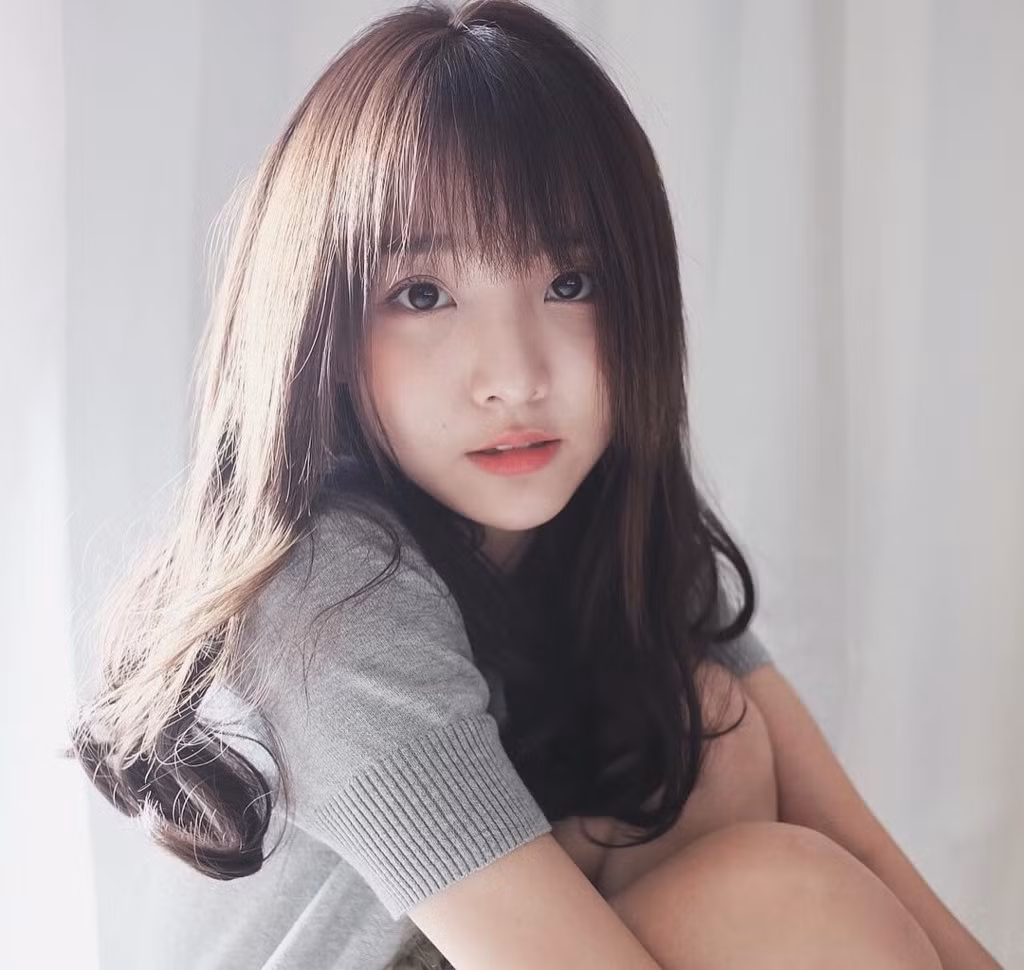 Hot girl đình đám Thái Lan Pornnppan Pornpenpipat (nickname Nene) từng khiến fan Việt náo loạn khi đến Việt Nam vào đầu năm 2016. Thiếu nữ 22 tuổi nổi tiếng trên mạng nhờ loạt clip cover các ca khúc ngọt ngào, dễ thương và vẻ đẹp trong sáng. Hiện Nene sở hữu hơn 300.000 người yêu mến trên trang cá nhân, trong số đó có không ít fan đến từ Việt Nam.