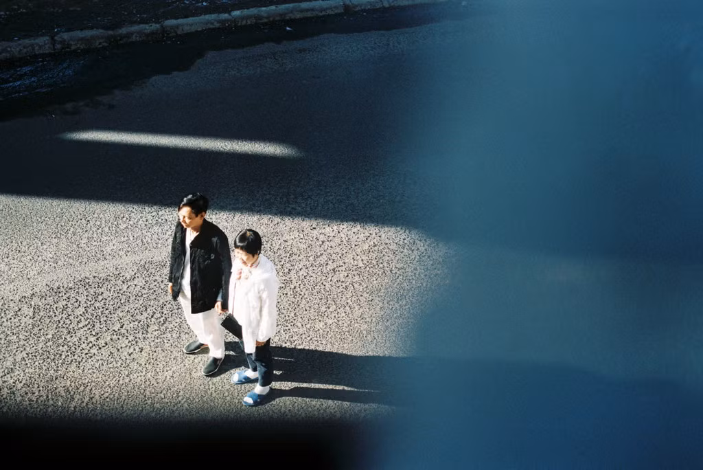 "Ngay lần đầu nghe album này, mình đã bị lay động mạnh mẽ, âm thanh dào dạt trong khoang tai và tầm nhìn hiển thị hình ảnh rất đẹp. Mình thấy mẹ đang đứng, xung quanh họ là dãy thiên hà tạo nên bởi các bức tranh của quá khứ, chúng trôi thật nhanh và lướt qua người họ như những vì sao", Đông tâm sự.