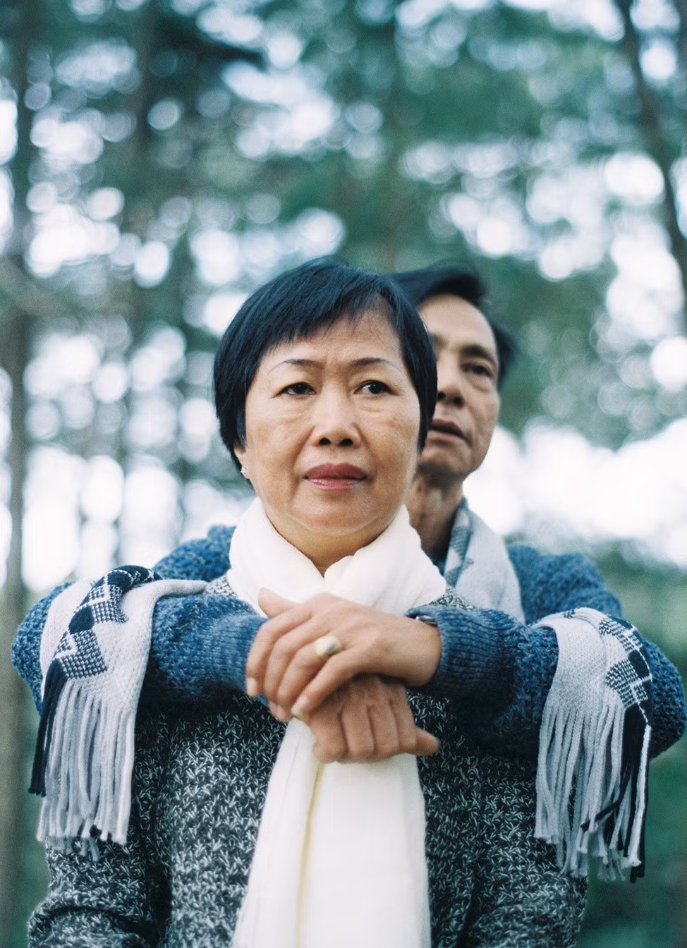 Bộ ảnh hiện khiến nhiều dân mạng cảm động vì tình cảm chân thành hai người con dành cho cha mẹ và cả sự giản dị, mộc mạc từ những người "không còn trẻ".