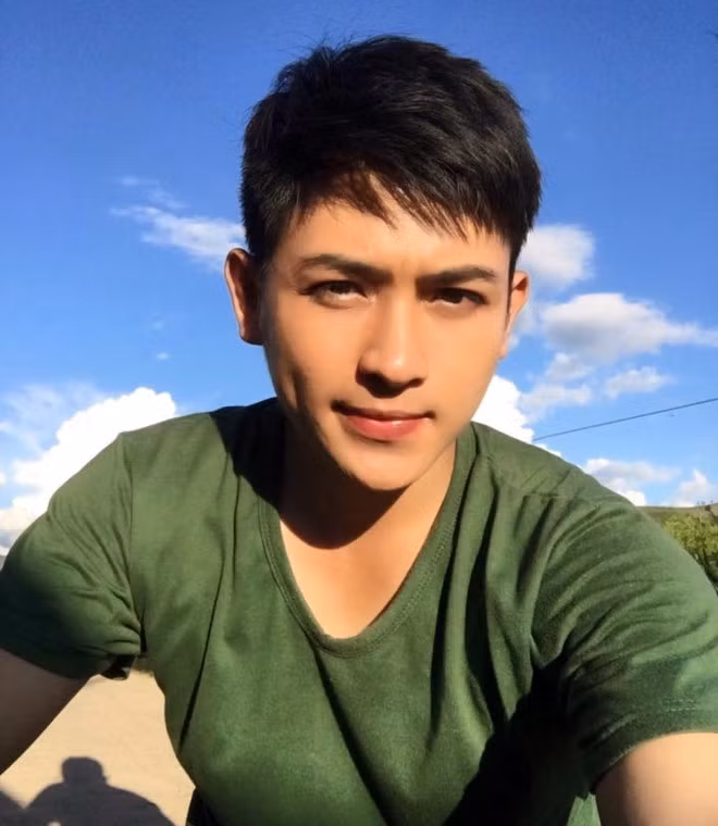 Nguyễn Hải Dương có nhiều tài lẻ, đặc biệt là khả năng vẽ tranh. Dương mê vẽ từ nhỏ. 9X kể những hôm bị bệnh vẫn cố gắng đi học vẽ. Kỷ niệm mà Hải Dương nhớ mãi là lần đầu tiên vẽ Mặt trời. “Lúc đó, mình rất vui và vội vàng chạy về khoe với mẹ. Đến giờ, mình còn nhớ như in cảnh tượng đó”, 9X kể. Mỗi lần vẽ, Dương quên cả thời gian, ăn uống. Vẽ làm cậu thấy vui, xả stress và đặc biệt giúp bản thân biết tưởng tượng phong phú hơn.