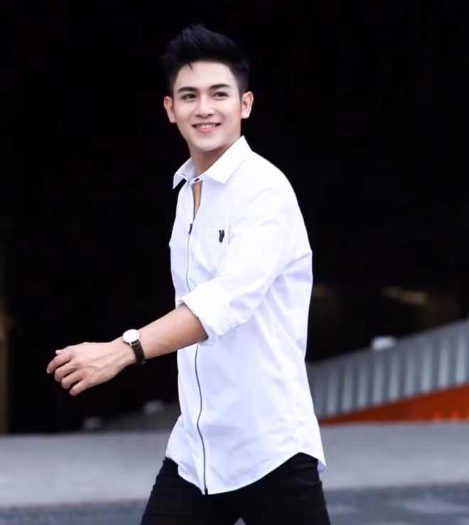 Sau quyết định bỏ thi đại học, Hải Dương lăn lộn làm thêm đủ nghề để kiếm sống và trải nghiệm, rèn luyện tính nhút nhát của mình. Bán hàng thuê, bưng bê, bảo vệ trông xe… là những công việc hot boy từng làm qua. Nhớ lại, Hải Dương cho biết khoảng thời gian đó giúp cậu trưởng thành rất nhiều. Những công việc này không chỉ giúp chàng trai có thêm thu nhập mà còn cho cậu nhiều bài học, kinh nghiệm có ích ở hiện tại. Quãng thời gian Hải Dương bỏ thi đại học là thời điểm khó khăn và đáng nhớ nhất với anh chàng. Không thi đại học mà chọn làm thêm và ở nhà phụ giúp gia đình, nhiều lời ra tiếng vào không hay khiến chàng trai 18 tuổi ngày ấy phải chịu không ít áp lực. Hải Dương tâm sự có người nói mình là người vô dụng. Đến giờ nghĩ lại, điều đó là động lực vô cùng lớn với bản thân. Đó cũng là động lực để cậu tham gia và được tuyển vào đài truyền hình địa phương.