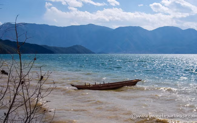 Khung cảnh đẹp mê hồn quanh hồ Lugu.