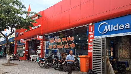 Có cả một siêu thị điện máy có diện tích lên tới gần ngàn mét vuông.