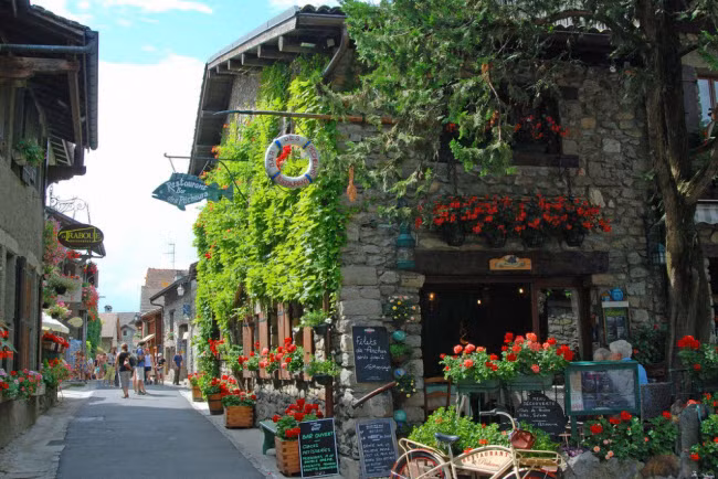 Làng Yvoire, Pháp: Ngôi làng Yvoire được xây dựng cách đây hơn 700 năm cạnh bờ hồ Geneva. Trải qua nhiều cuộc chiến tranh và thiên nhiên tàn phá nhưng ngôi làng vẫn giữ được những kiến trúc cổ như thời kỳ ban đầu. Tại điểm du lịch này, bạn có thể tìm thấy các lâu đài cổ hay bách bộ trên đường phố đá cuội, chiêm ngưỡng các công trình kiến trúc cổ và phong cảnh thiên nhiên.