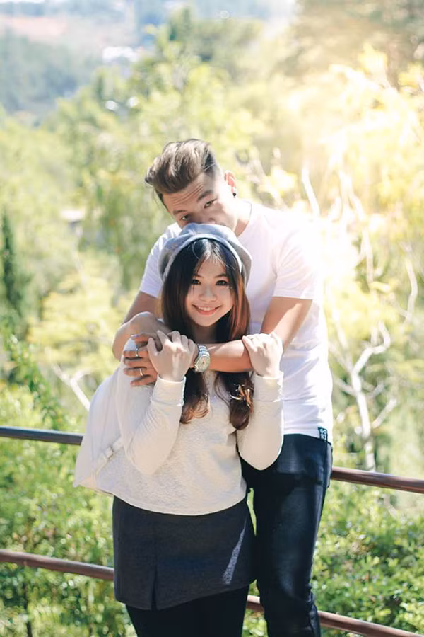 Vân đã vô cùng bất ngờ và hạnh phúc muốn khóc khi nhận được món quà bất ngờ, bó hoa đùi gà rán của người yêu, bởi 6 năm quen nhau, những ngày kỷ niệm trước chỉ tổ chức đơn giản là cùng nhau đi ăn và tặng quà đơn giản.