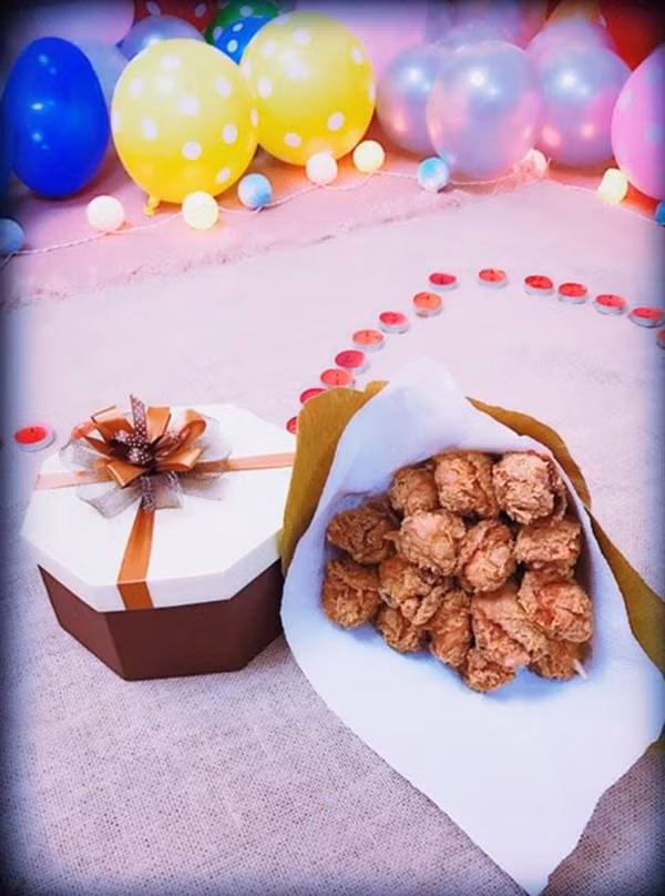 Khi dìu Vân vào giữa "trái tim nến", chàng đã đặt vào tay Vân "bó hoa" 15 chiếc đùi gà rán. "Trước đó mình nói không thích tặng hoa nên anh ấy biến tấu bỏ đùi gà, cũng là món mình thích ăn vào" - Vân chia sẻ.