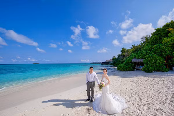 'Vợ chồng mình đều thích đi du lịch, khám phá những địa danh nổi tiếng trên thế giới. Vì vậy, nhân kỳ niệm 10 năm ngày cưới, bọn mình đã chọn hòn đảo thiên đường Maldives để thực hiện bộ ảnh đã mong ngóng bấy lâu nay', cô dâu chia sẻ.