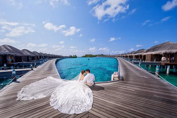 Bích Trâm và Ngọc Tuấn đã mời ê kip chụp ảnh từ Việt Nam bay sang Maldives. Cặp đôi bay thẳng từ Toronto đến hòn đảo được mệnh danh là 'thiên đường cuối cùng trên hạ giới'.