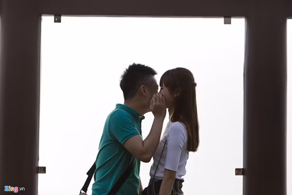 Hai bạn trẻ tạo dáng tình tứ chốn thiền môn.