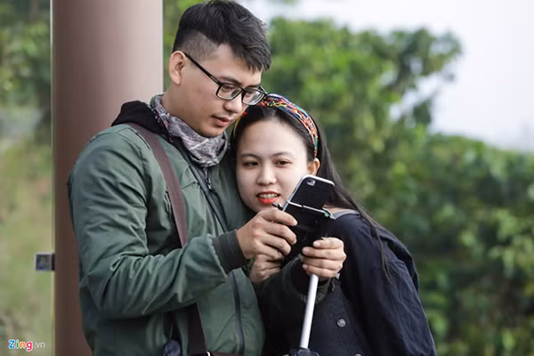 Mặc dù vậy vẫn có nhiều hình ảnh đẹp trong mắt du khách. Đôi bạn trẻ Phú Trần và Thảo Yến (TP.HCM) chia sẻ chùa khá cao nên leo hơi mệt.