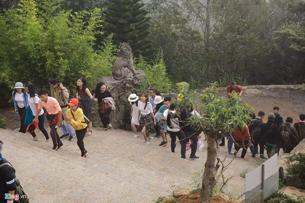 Sáng 29/4 hàng trăm bạn trẻ đổ về ngôi chùa Linh Quy Pháp Ấn (xã Lộc Thành, huyện Bảo Lâm, Lâm Đồng), nơi từng là địa điểm quay video MV 'Lạc trôi' của Sơn Tùng M-TP vui chơi. Ngay từ 5h, hàng trăm người đã leo lên chùa với mong muốn được ngắm biển mây và phong cảnh kỳ ảo nơi này.