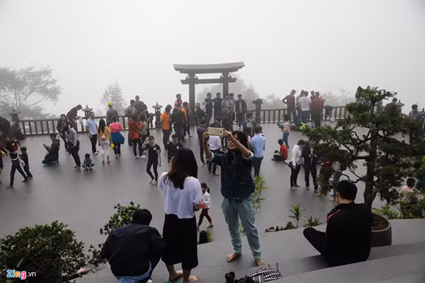 Thường ngày, Quán Chiếu Đường là nơi các nhà sư làm lễ, tụng kinh mỗi sớm. Hôm nay, nơi đây các gia đình, giới trẻ tập trung rất đông.