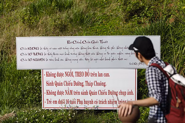 Những bảng hướng dẫn giữ sự tôn nghiêm khi viếng thăm chùa được dựng lên ở nhiều nơi để du khách lưu ý, nhưng dường như không có nhiều hiệu quả.