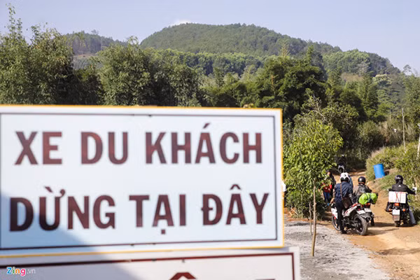 Nhiều hình ảnh không đẹp lại tái diễn. Một số bạn trẻ phớt lờ biển cấm và chạy xe máy lên chùa.