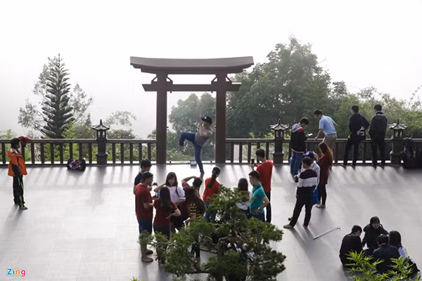 Một bạn trẻ tạo dáng trước cổng Quán Chiếu Đường.