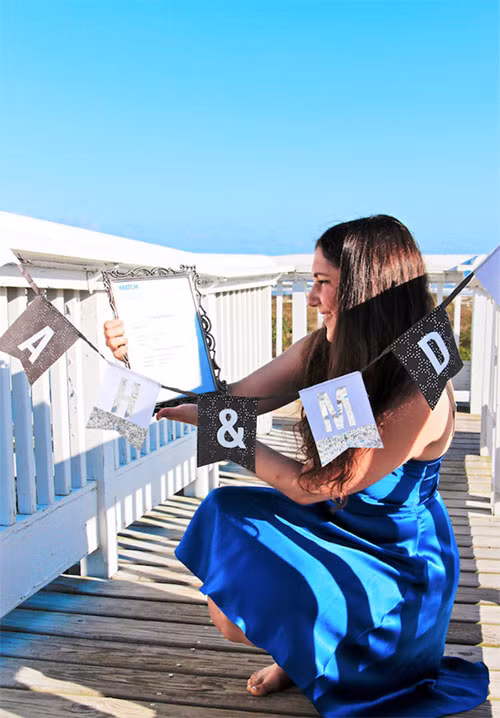 Angie nói: "Đối với tôi, đây không phải là một ý tưởng giải trí mà là cả một cột mốc vô cùng quan trọng đối với tôi, thế nên tôi đã nghĩ ngay tới ý tưởng kết hôn với tấm bằng tiến sĩ của mình để lưu lại những giây phút quý giá ấy".