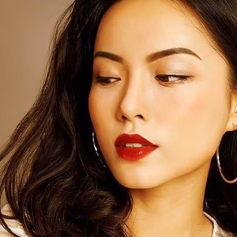 Bên cạnh công việc học tập và kinh doanh, " bản sao Hà Tăng" còn tham gia làm người mẫu ảnh. Với vẻ đẹp nữ tính, sắc sảo, cô nhận được nhiều lời mời chụp lookbook.