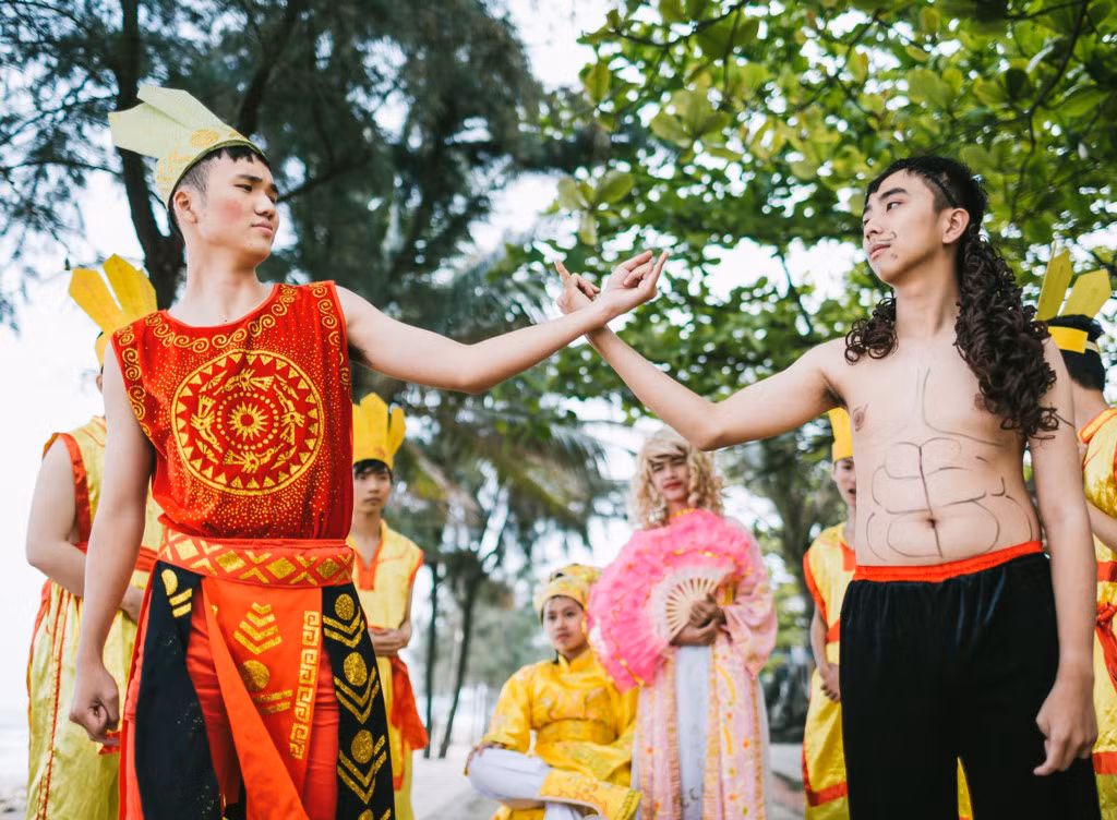 Phạm Thị Tú Anh - thành viên lớp 12A1 - cho hay các bạn trẻ ban đầu muốn chụp ảnh thời bao cấp. Tuy nhiên, đến gần thời gian thực hiện, tập thể lớp lại nghĩ ra ý tưởng tái hiệc nhân vật lịch sử như Vua Hùng, Sơn Tinh, Thủy Tinh, công chúa Mỵ Nương.