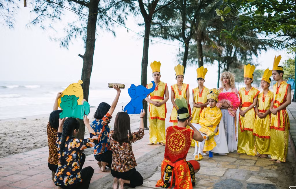 Để thực hiện bộ ảnh này, teen Nghệ An đã gặp không ít khó khăn. Cả lớp chụp ở biển gió lớn nên không thể ra đảo như dự kiến ban đầu. Đồng thời, các bạn trẻ phải hoàn thành sớm để về nhà trước buổi tối, tránh khiến phụ huynh lo lắng.