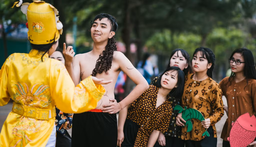 Với mục đích vui là chính, do đó, các bạn học sinh khá thoải mái khi tạo dáng hài hước, nhí nhảnh trước ống kính.