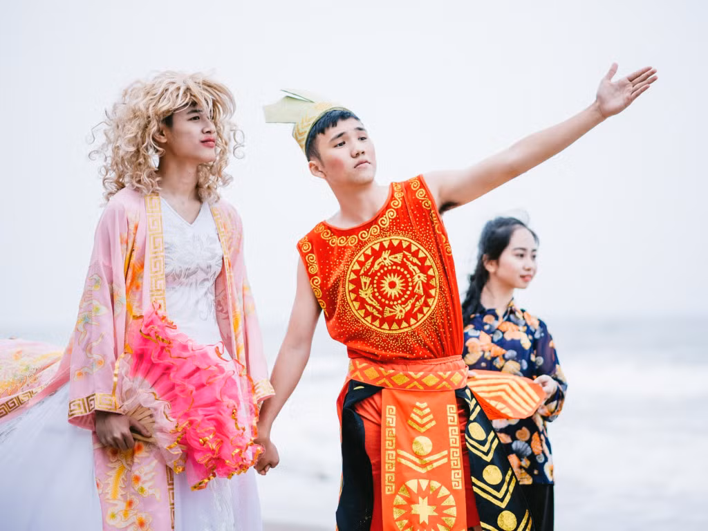Bộ ảnh thể hiện niềm tự hào của dân tộc và ý nghĩa truyền thuyết Sơn Tinh - Thủy Tinh. Theo đó, Thủy Tinh tượng trưng cho lũ lụt, thiên tai, Sơn Tinh là vị thần giúp nhân dân ta chống lại những nguy hiểm của thiên nhiên.