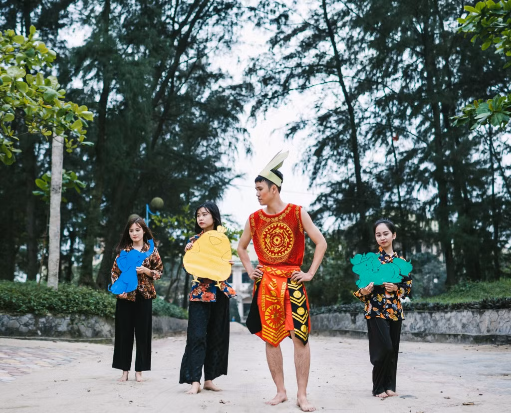 Thủy Tinh, Sơn Tinh phiên bản học sinh có trang phục, hóa trang cầu kỳ. Cả hai cùng mang lễ vật đến hỏi cưới công chúa Mỵ Nương.