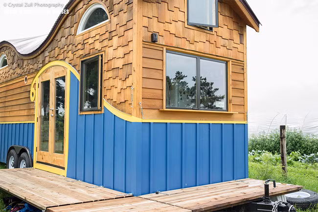 Nhà được dựng trên một khung xe kéo có bánh xe và rơ – mooc, dễ dàng gắn vào ô tô để kéo đi khắp mọi nơi.