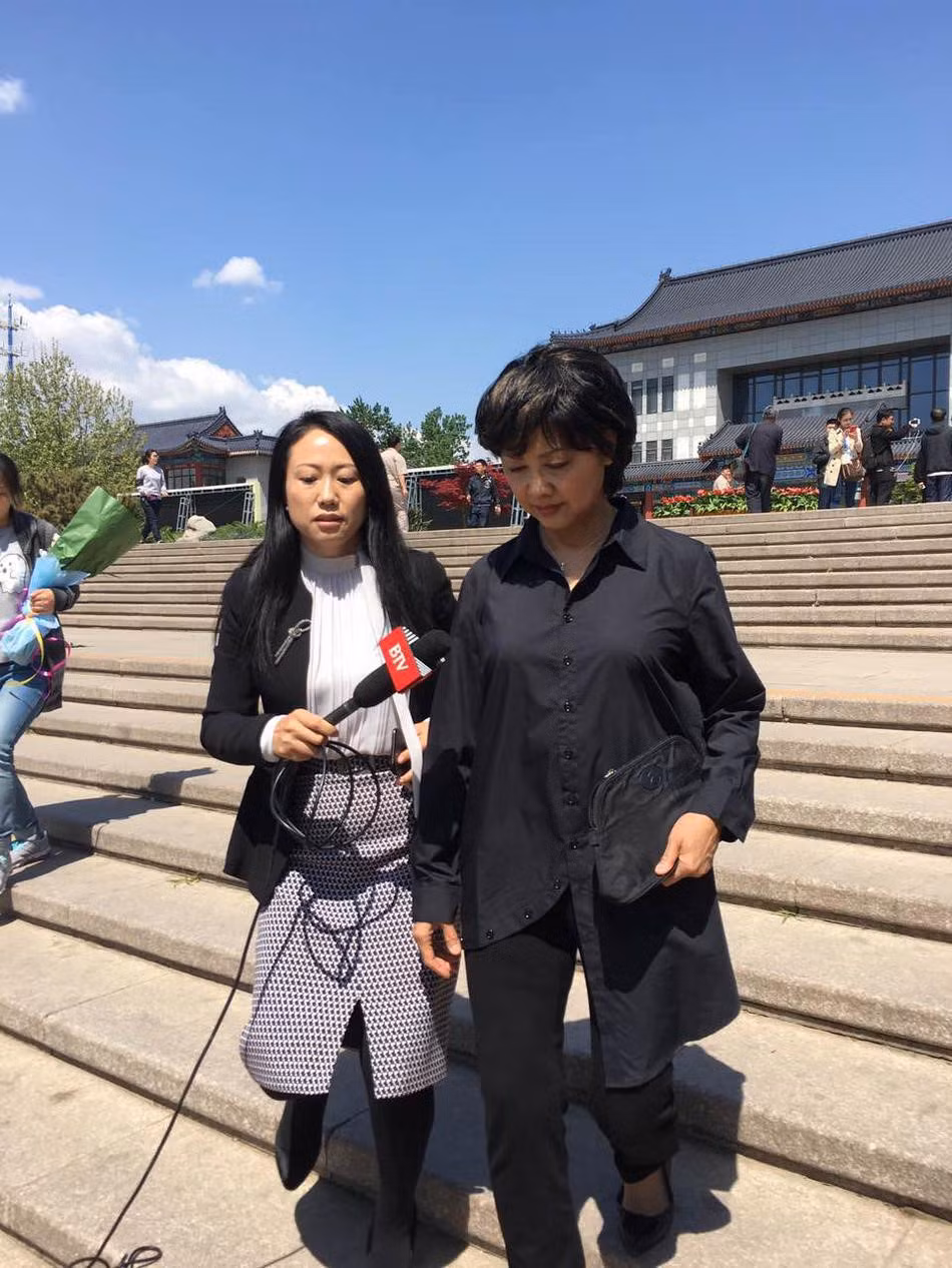 "Quốc vương Tây lương nữ quốc" năm xưa cúi đầu, từ chối trả lời phỏng vấn.