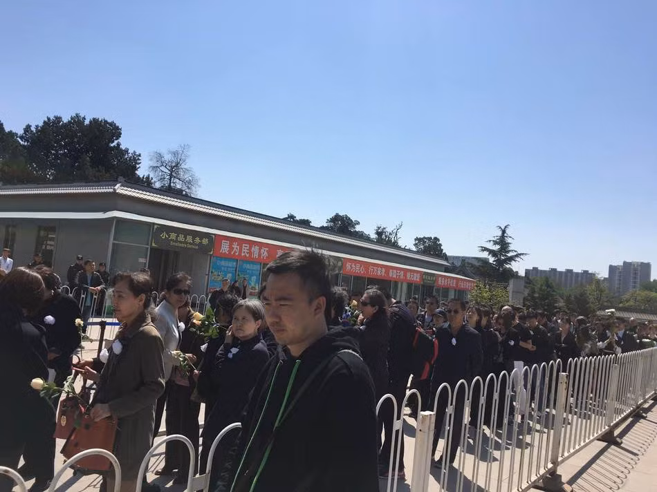 Hàng dài người xếp hàng đến viếng Dương Khiết. Tại Trung Quốc, bà là đạo diễn hàng đầu, có sức ảnh hưởng với nhiều thế hệ. Sự ra đi của bà để lại nỗi xót xa trong lòng khán giả.