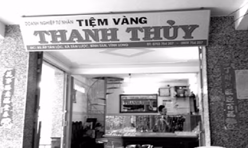 Uong bua tang hinh, thieu phu hon nhien di cuop tiem vang