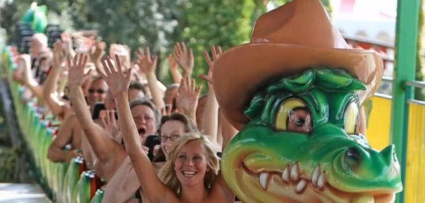 Kỷ lục về số người khỏa thân đi tàu lượn siêu tốc đông nhất thế giới. Kỷ lục được xác lập với sự tham gia của 102 người trên tàu lượn Green Scream ở Công viên Đảo Phiêu lưu, Essex, nước Anh.