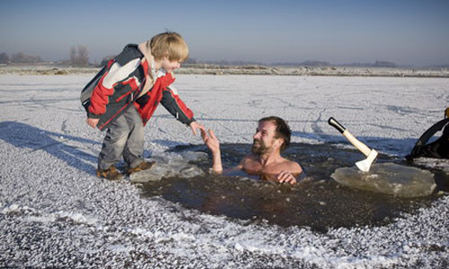 Ông đã 8 lần lập kỷ lục thế giới về khả năng chịu lạnh siêu phàm của mình. Ông từng ngâm mình trong bể chứa đá cao 1,5m trong khoảng thời gian 1 giờ 12 phút.