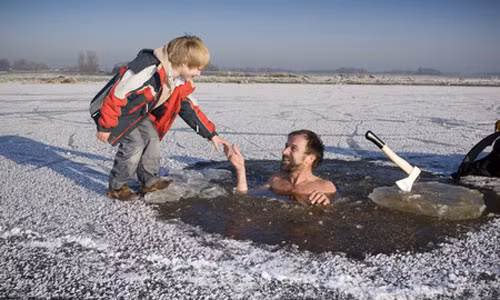 Ông đã 8 lần lập kỷ lục thế giới về khả năng chịu lạnh siêu phàm của mình. Ông từng ngâm mình trong bể chứa đá cao 1,5m trong khoảng thời gian 1 giờ 12 phút.