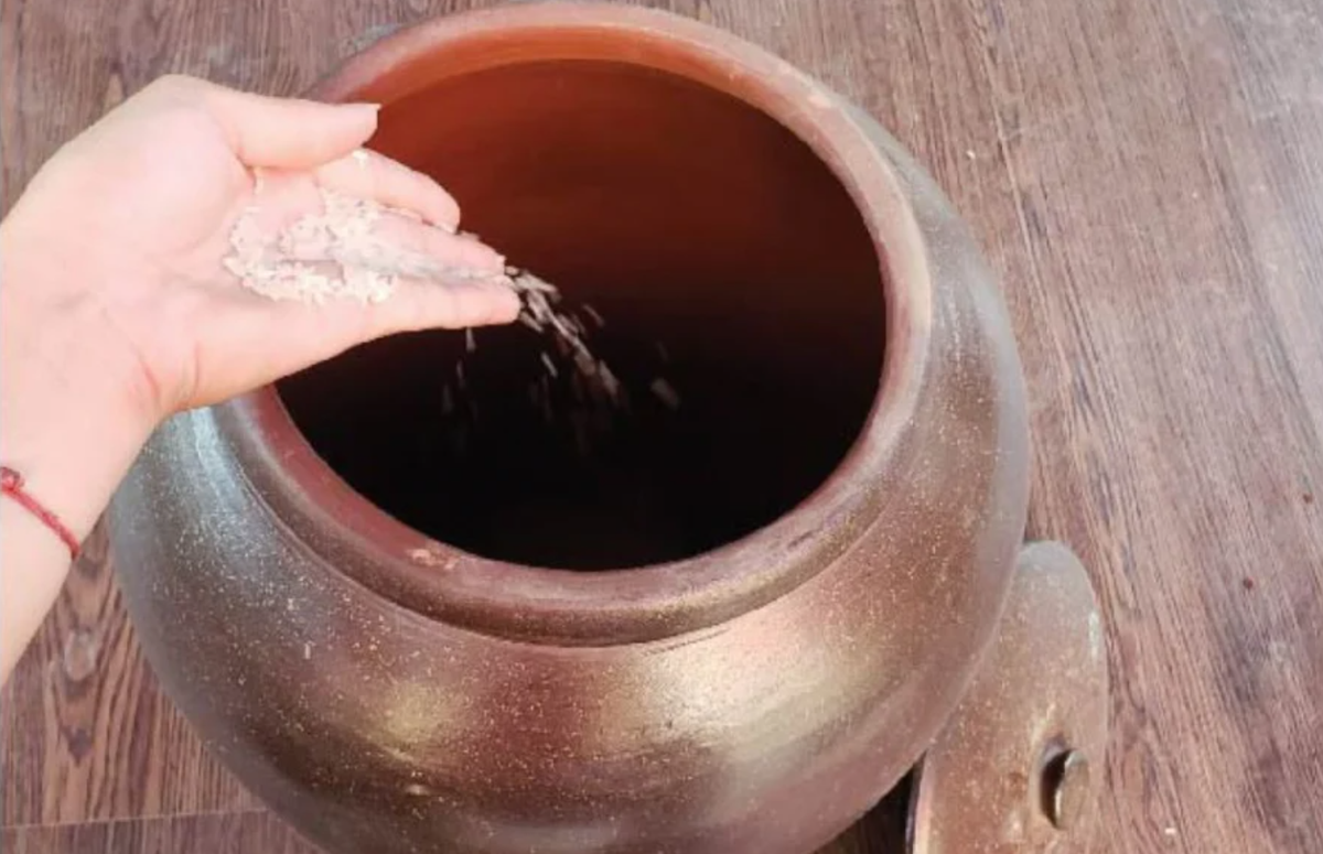 Giao thua Tet Nham Dan, am tham dat bao li xi do vao cho nay-Hinh-2