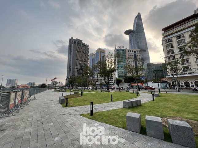 Cong vien ben Bach Dang (TP.HCM): Len hinh goc nao cung dep