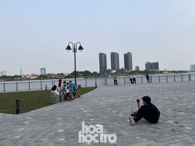 Cong vien ben Bach Dang (TP.HCM): Len hinh goc nao cung dep-Hinh-10