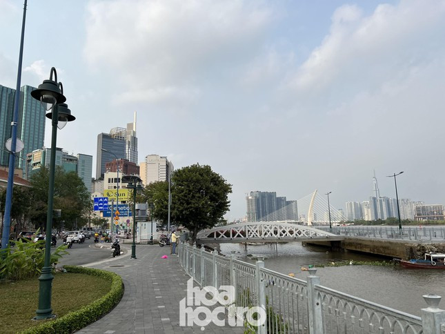 Cong vien ben Bach Dang (TP.HCM): Len hinh goc nao cung dep-Hinh-7