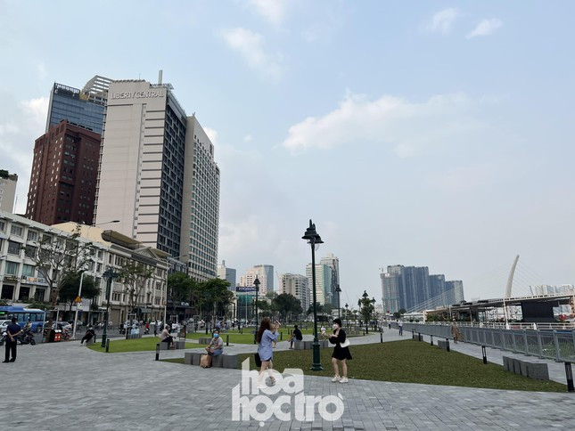 Cong vien ben Bach Dang (TP.HCM): Len hinh goc nao cung dep-Hinh-9