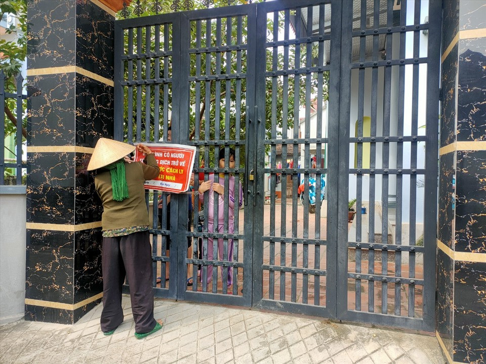 Trước đó, theo thông tin từ Trạm y tế xã Thiệu Phú, địa phương này có khoảng 30 hộ áp dụng khóa trái cửa. Những hộ này đều là những người về từ vùng dịch cấp độ 3, 4 và người dân "tự nguyện" được khóa cửa.
