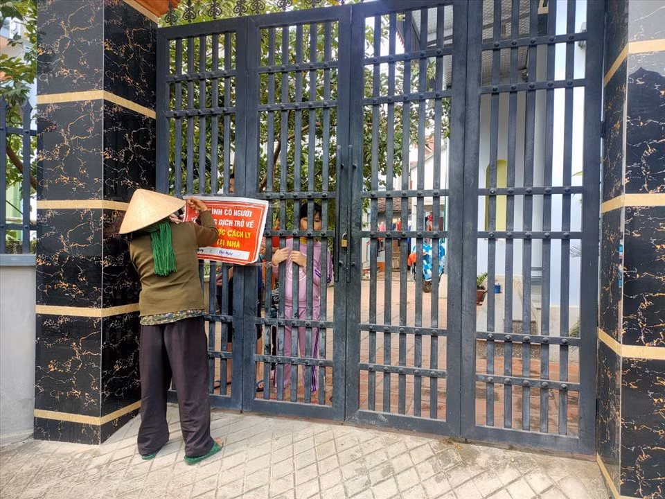 Trước đó, theo thông tin từ Trạm y tế xã Thiệu Phú, địa phương này có khoảng 30 hộ áp dụng khóa trái cửa. Những hộ này đều là những người về từ vùng dịch cấp độ 3, 4 và người dân "tự nguyện" được khóa cửa.