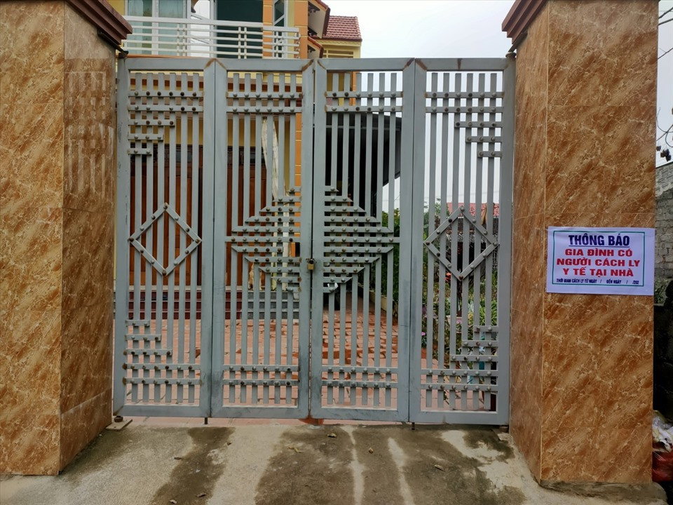 “Việc khóa trái cổng là trên tinh thần tự nguyện của người dân. Trước đó, có trường hợp những người cách ly tại nhà còn bỏ đi đá bóng, uống rượu. Cũng có những trường hợp sau hoàn thành cách ly lại phát hiện dương tính. Để tránh lây lan dịch bệnh, sau khi có sự vận động, vận dụng linh hoạt trên, người dân hoàn toàn ủng hộ” - ông Linh nói.